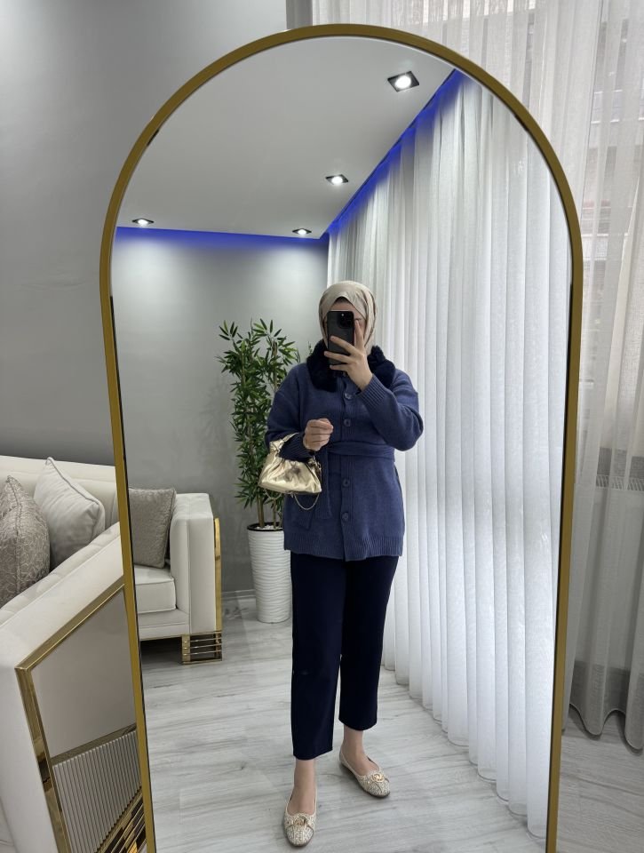 Yakası kürklü hırka lacivert