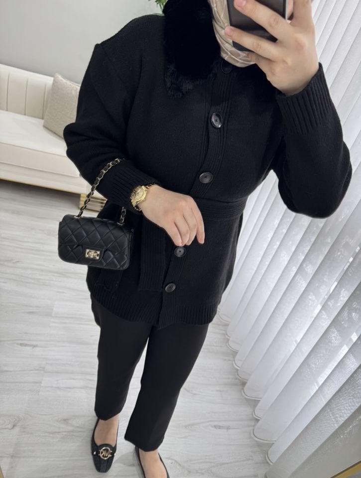 Yakası kürklü hırka siyah