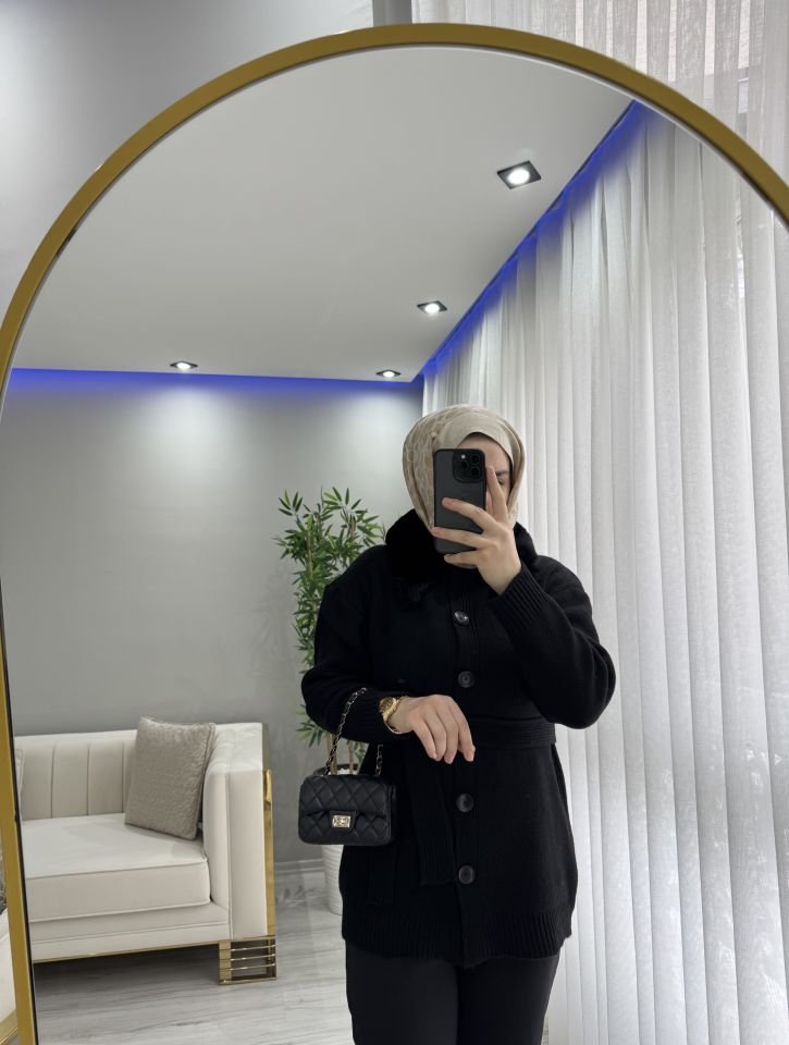 Yakası kürklü hırka siyah