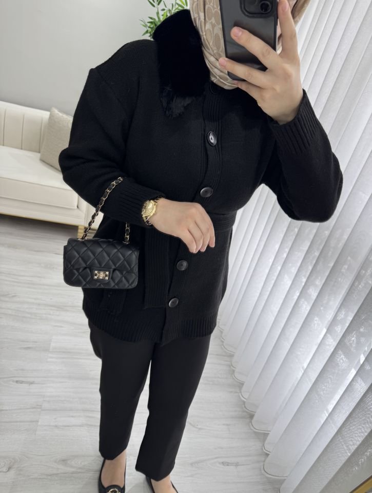 Yakası kürklü hırka siyah