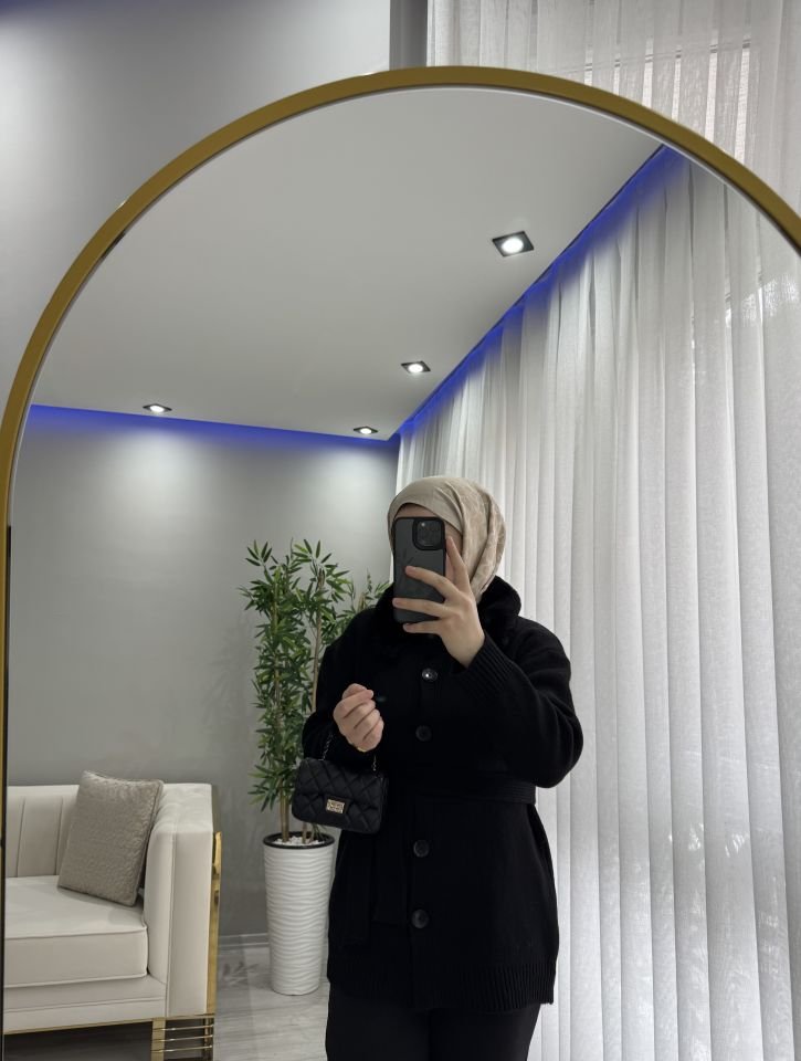 Yakası kürklü hırka siyah