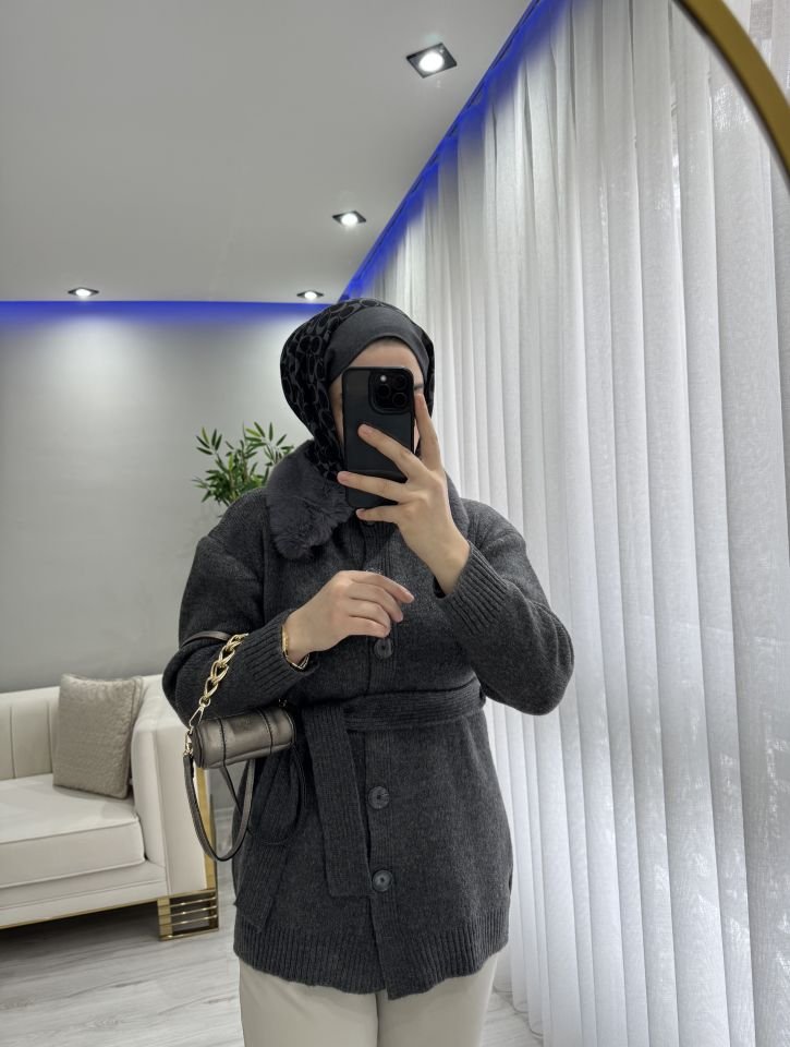 Yakası kürklü hırka füme renk